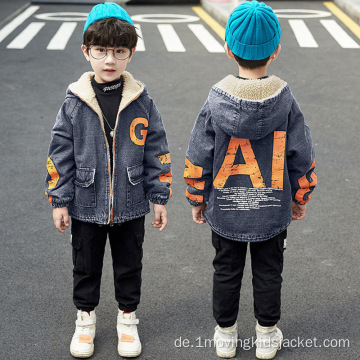 Jungen mit Fleece-Jeansjacke